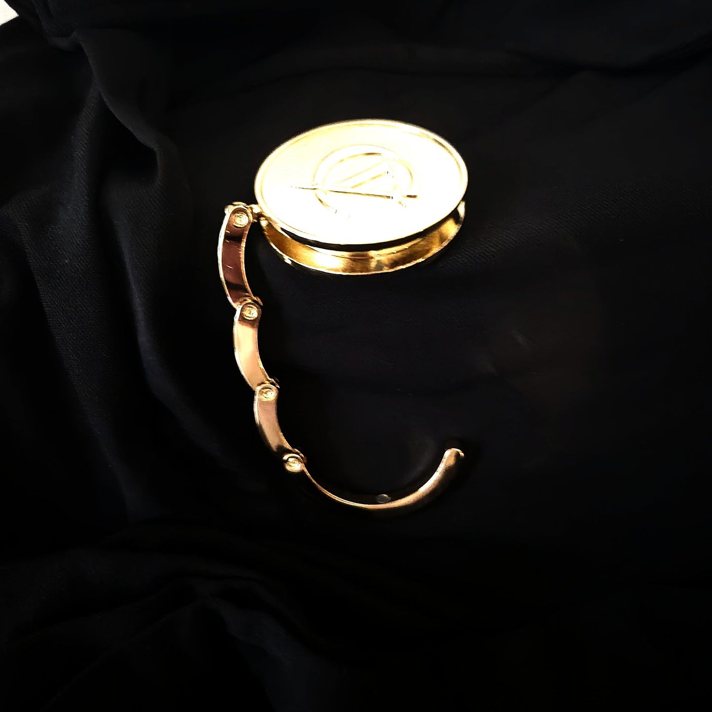 Signature Gold Table Hanger — Gold / Gold