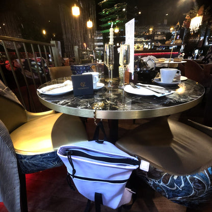 CosmoVida tassenhanger in gebruik restaurant tafel lifestyle gouden haak
